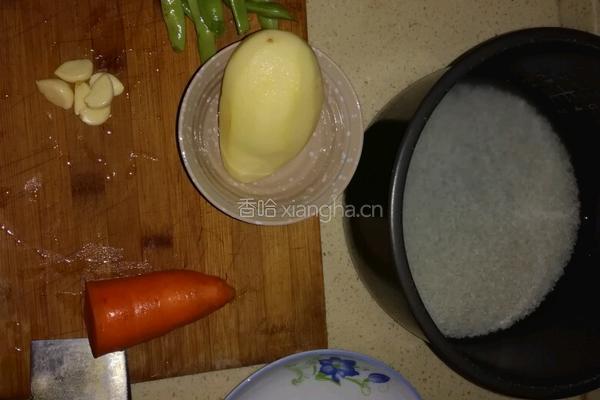电饭锅肉米饭的做法图解1