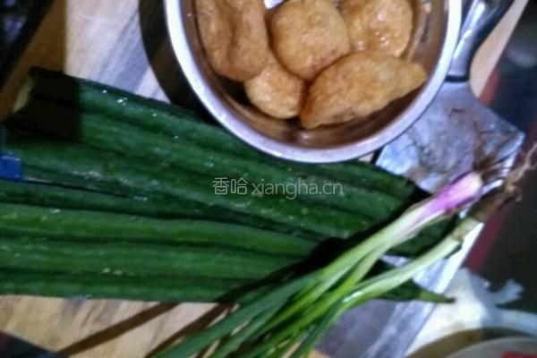 鱼腐炒丝瓜的做法图解1