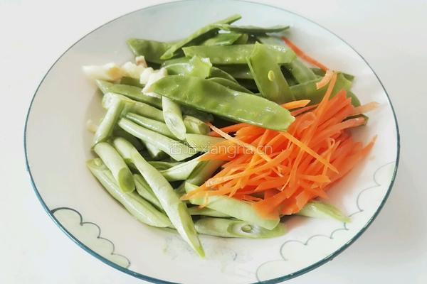 玉米香肠炒双豆的做法图解1