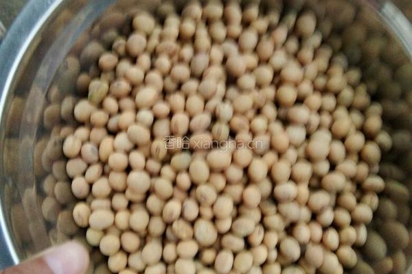 青椒炒干黄豆的做法图解1