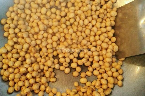 青椒炒干黄豆的做法图解3