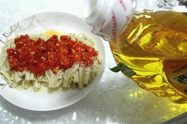 剁椒金针菇的做法图解5