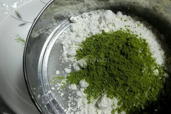 抹茶蛋糕卷的做法图解2