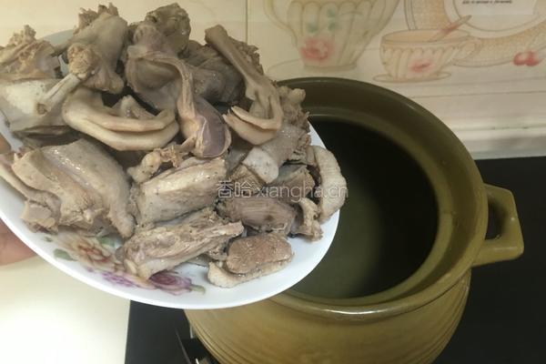 水鸭土茯苓薏米芡实汤的做法图解6