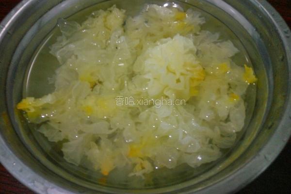 银耳红薯莲子羹的做法图解1