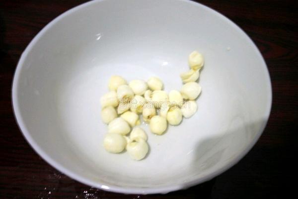 银耳红薯莲子羹的做法图解4