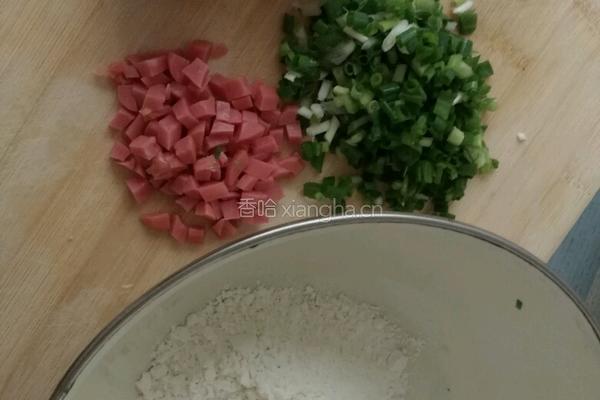 火腿肠香葱鸡蛋饼的做法图解1