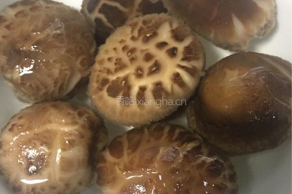 猪小排花菇海带结汤的做法图解1