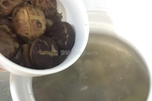 猪小排花菇海带结汤的做法图解7