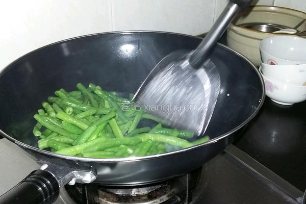 大蒜炒半熟四季豆的做法图解5