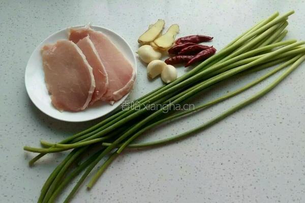 蒜薹炒肉丝的做法图解1