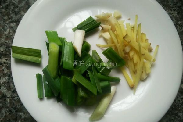 小鲫鱼焖萝卜的做法图解3