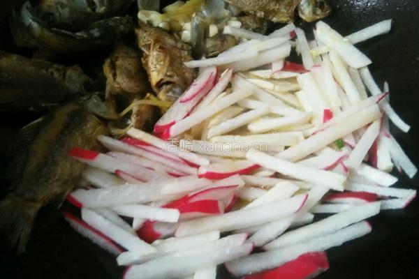 小鲫鱼焖萝卜的做法图解6