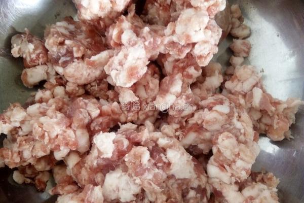 酸菜肉馅饺子的做法图解2