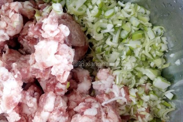 酸菜肉馅饺子的做法图解4