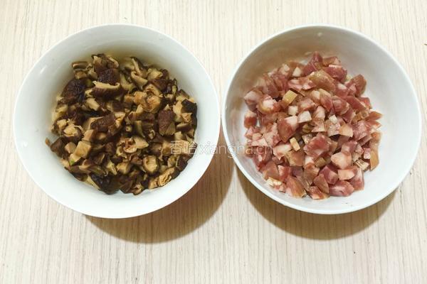 青菜香菇腊肠菜饭的做法图解1