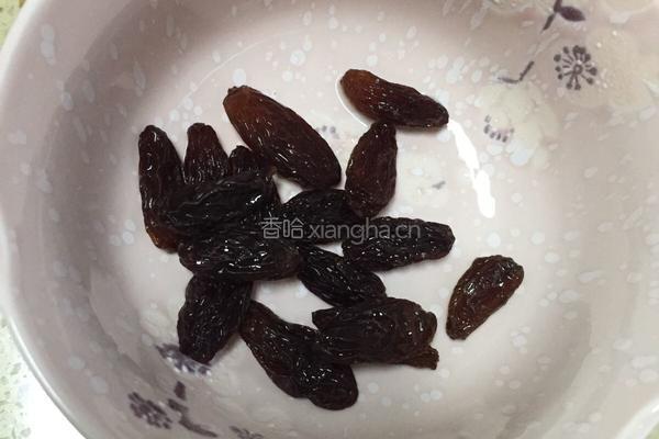 葡萄干小米粥的做法图解2