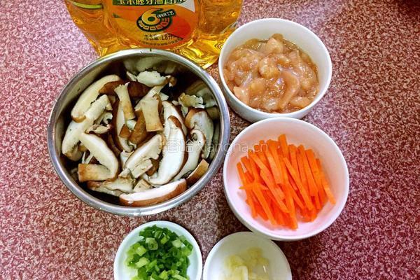 鸡肉炒香菇的做法图解1