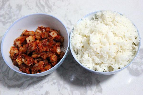 辣白菜炒饭的做法图解1