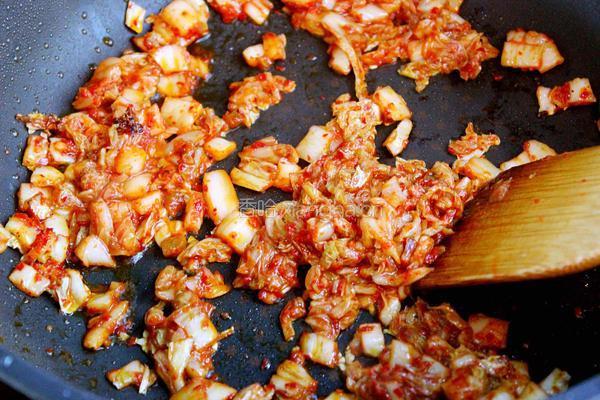 辣白菜炒饭的做法图解2