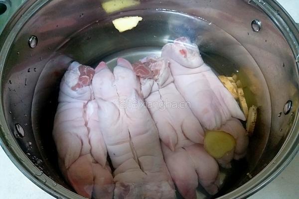 五香卤猪蹄的做法图解2