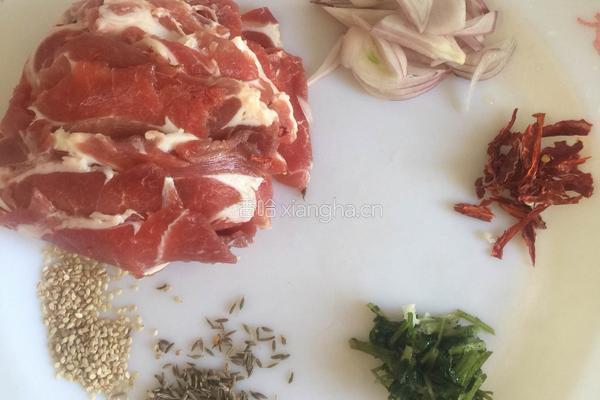 孜然羊肉的做法图解1