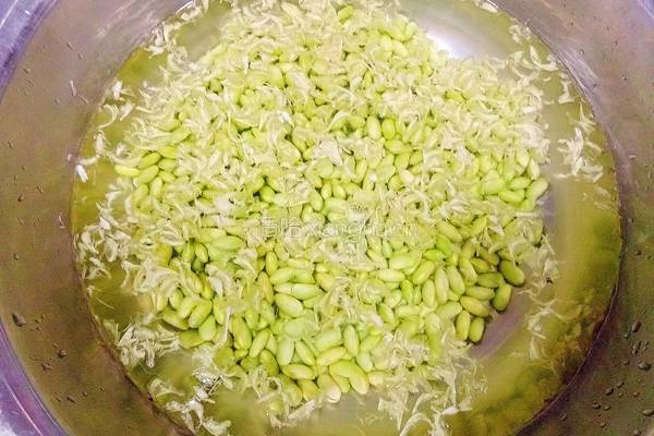 排骨烧青豆的做法图解1