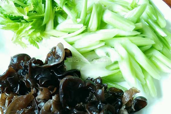 芹菜牛筋干锅的做法图解2