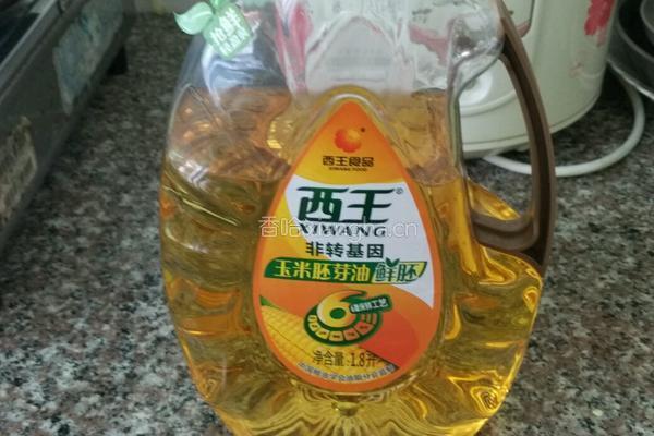 甜椒炒肉片的做法图解1