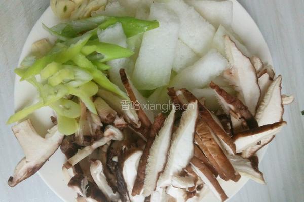 香菇炒冬瓜片的做法图解2