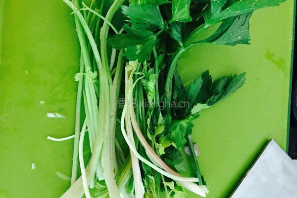 木耳芹菜炒淮山的做法图解4