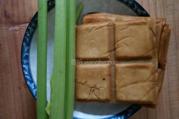 芹菜炒豆干的做法图解1