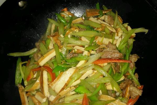 芹菜炒豆干的做法图解9