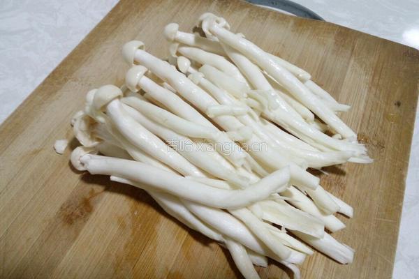 海鲜菇炒肉的做法图解1