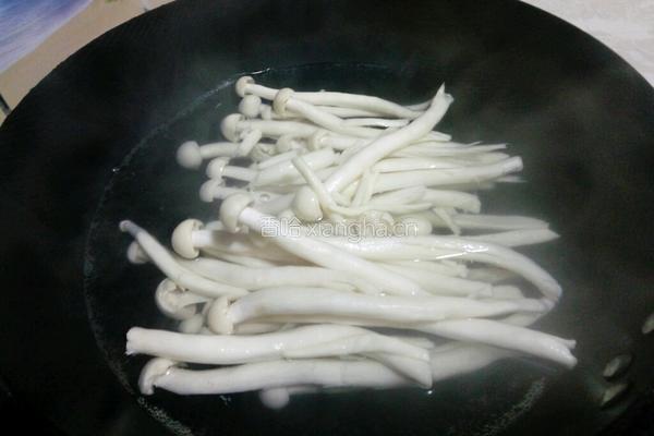 海鲜菇炒肉的做法图解2