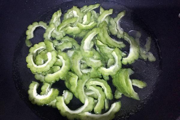苦瓜炒肉的做法图解2