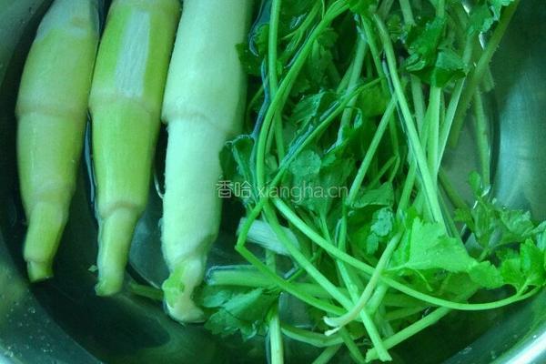 茭白炒肉的做法图解1