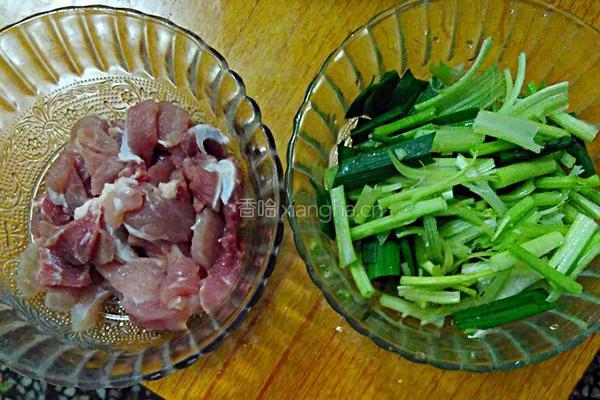 香芹炒肉片的做法图解1