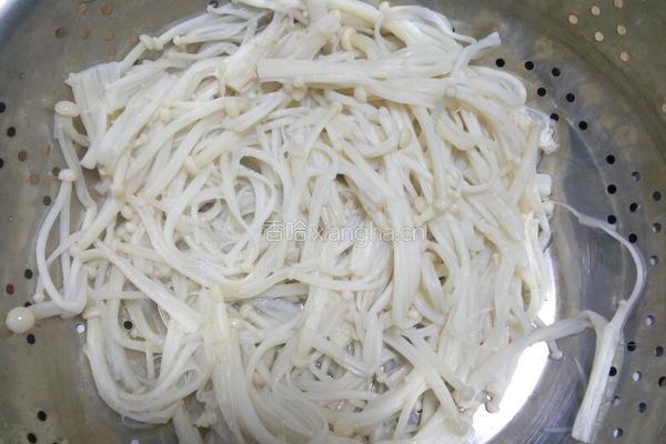 金针菇炒鸡蛋的做法图解1