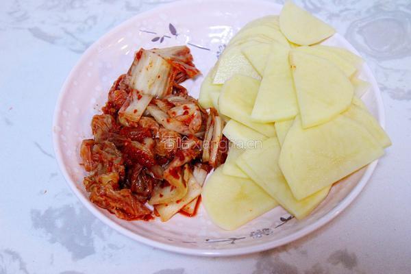 辣白菜土豆片的做法图解1