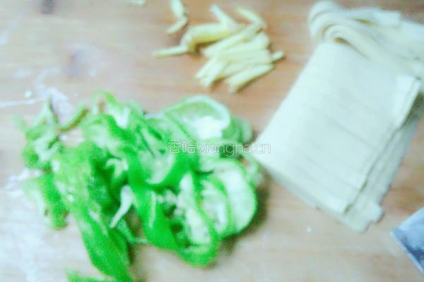 韭菜木耳炒千张的做法图解3