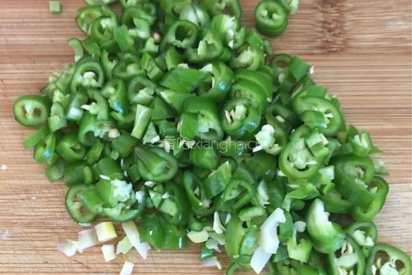 重阳笋炒鸡蛋的做法图解1