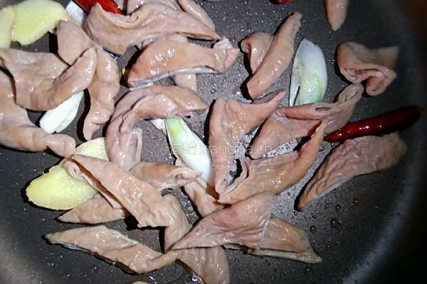 芹菜炒肥肠的做法图解3