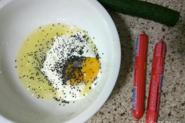 火腿肠鸡蛋卷的做法图解2