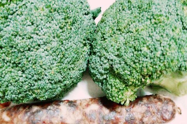西兰花炒四川腊肠的做法图解1