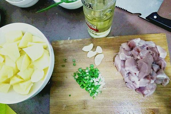 核桃油土豆烧肉的做法图解2