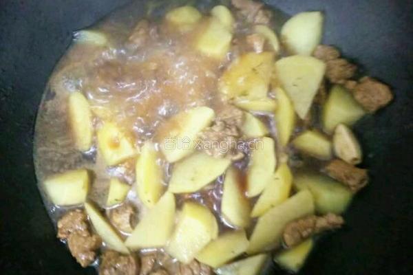 核桃油土豆烧肉的做法图解5