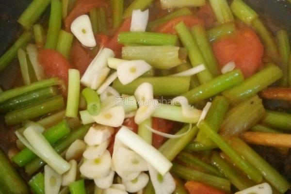 番茄炒芹菜的做法图解7