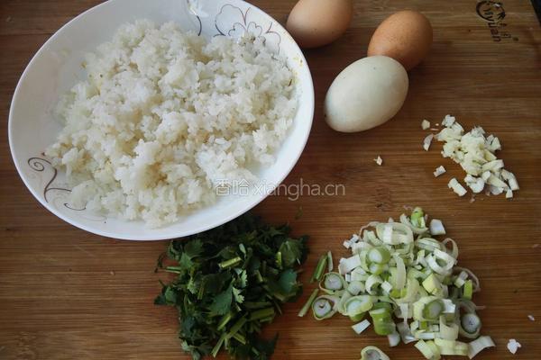 咸鸭蛋炒饭的做法图解1