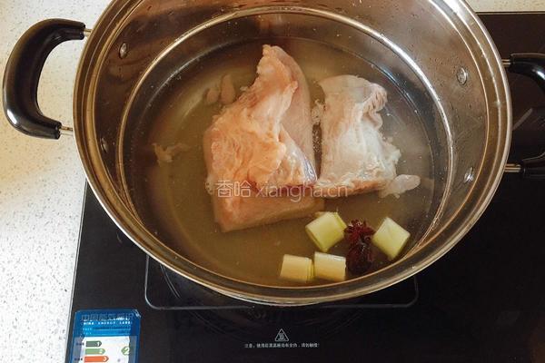 卤腐酸菜扣肉的做法图解1